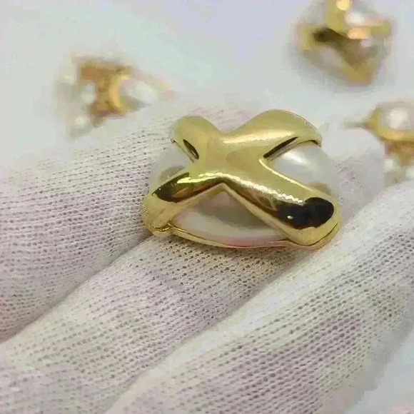 Vintage KJL and LC gold tone with pearl like clip-on earrings set - Picture 10 of 16